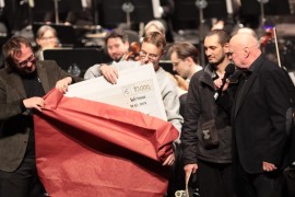 Jugendliche packen Scheck aus