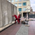 Mauerbau auf dem Theaterplatz (Oktober 2019)