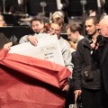 KTW Benefizkonzert - Jugendliche packen Scheck aus