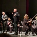 KTW Benefizkonzert - Moderator Klaus mit 1. Geige